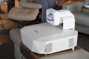 エプソン「EH-QL3000」が描く150インチシアター体験。ラグジュアリーは、光の中に宿る