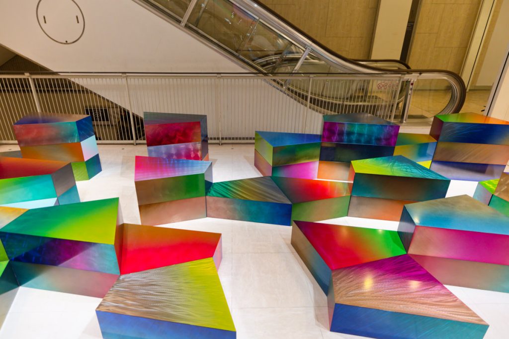 ステンレスの概念を超える“光のアート家具”──CYUON「SENSUI」が描くグラデーションの新境地