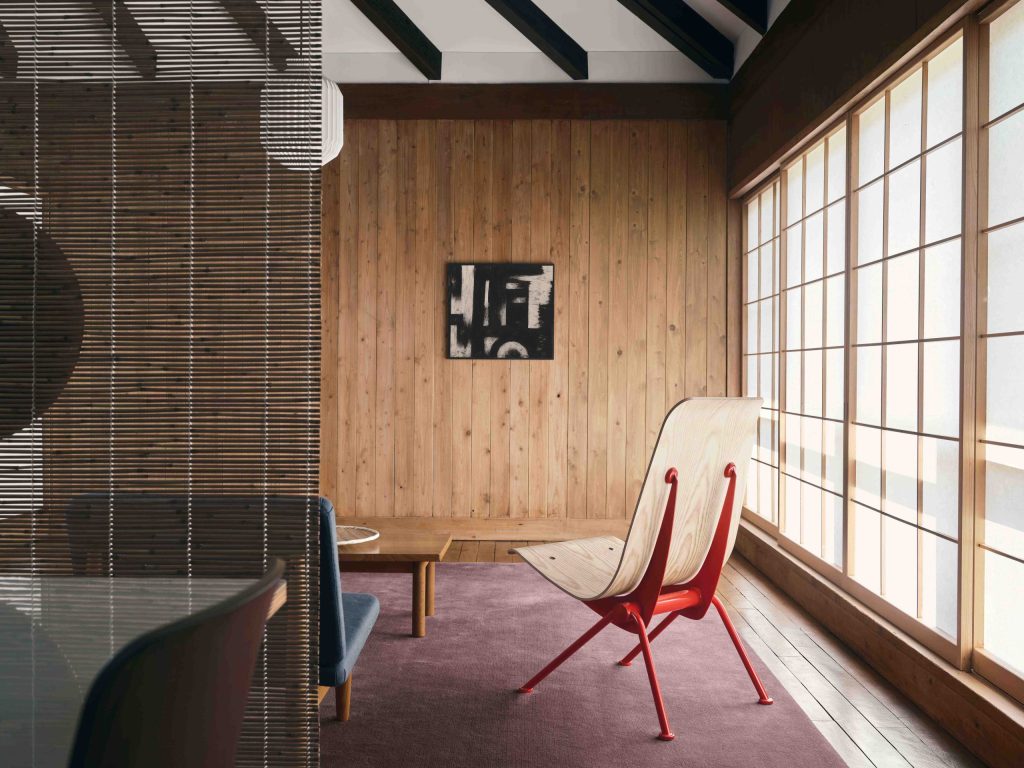 ジャン・プルーヴェ「アントニー」復刻。Vitraが年内限定のリミテッドエディションを発売──シリアルナンバー付きの特別仕様