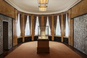 ヴァン クリーフ＆アーペルが紡ぐ“アール・デコ100年”──“日本のアール・デコ建築”東京都庭園美術館で巡る永遠のジュエリー美学