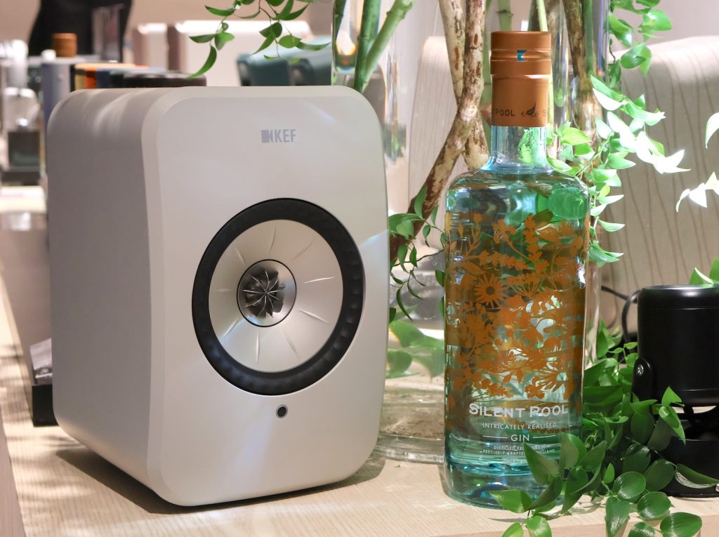 音楽と香りで味が変わる。KEFの点音源とサイレントプール ジンカクテルが生み出す、特別な夜の記憶