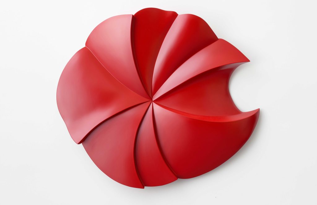 有機的な曲線が紡ぐ、現代の“漆の詩”——ポルトローナ・フラウ東京青山で笹井史恵「漆逍遙」展