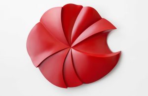 有機的な曲線が紡ぐ、現代の“漆の詩”——ポルトローナ・フラウ東京青山で笹井史恵「漆逍遙」展