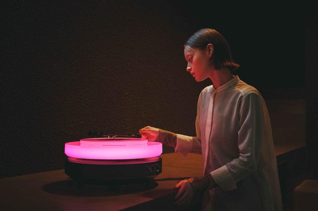 浮遊するターンテーブルAudio-Technica「Hotaru」誕生──音と光がひとつになる、オーディオテクニカの新しい美学