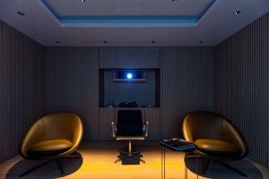 ヴィンテージ家具×スマートホームシアターの理想形──IDÉAL TOKYOで体感する、エプソンEH-QL3000が描くラグジュアリー・ホームシアター