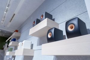 青山で音と暮らしが静かに交差する。KEF Music Gallery TOKYO 試聴体験フェアが示す、「音を選ぶ」というラグジュアリー