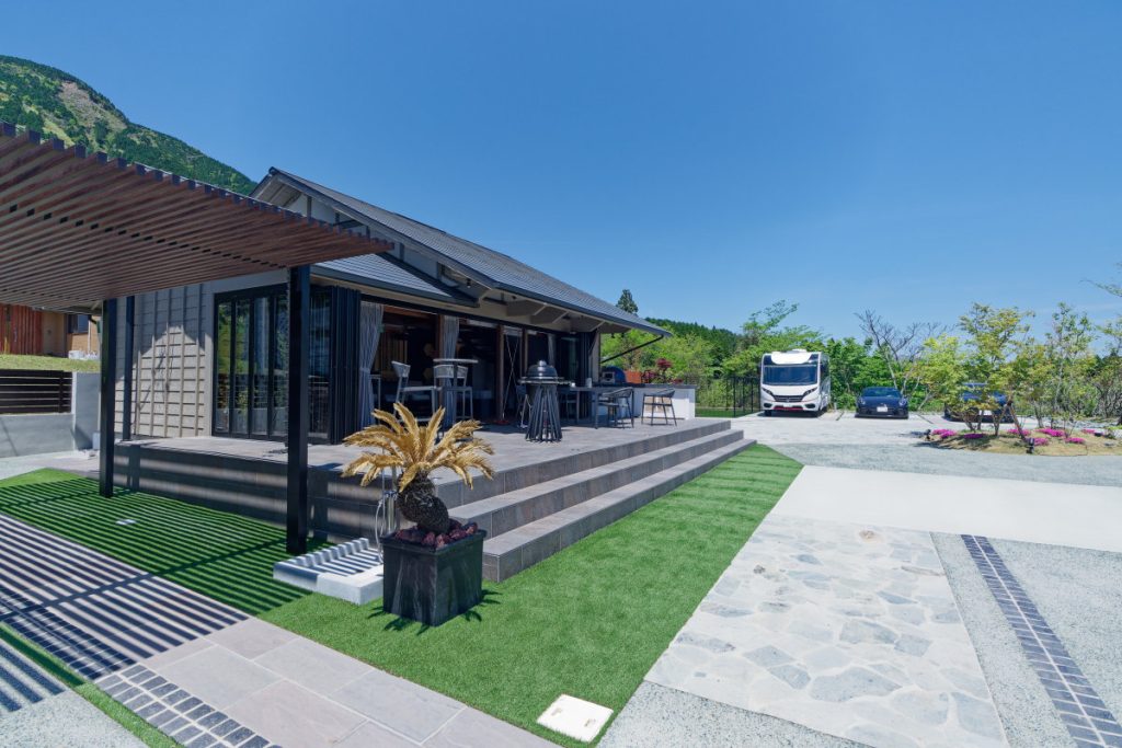 阿蘇の山並み広がる、天空のリゾート。昼間は景色を、夜はスクリーン大画面