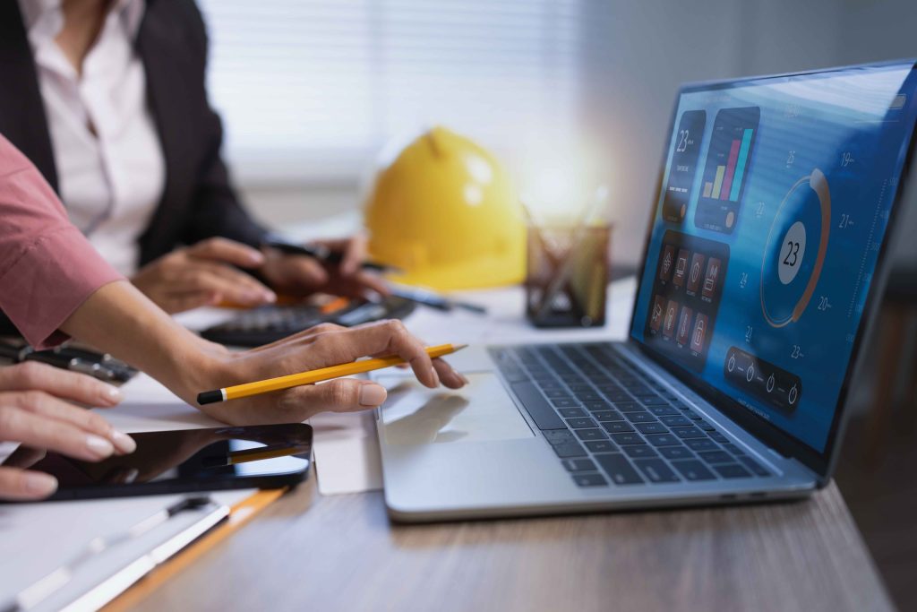 スマートホームシステムの設計とデータ分析を行うエンジニア