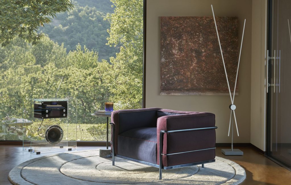 Cassina × Kiton 限定モデルが銀座に登場。カシミアで包むル・コルビュジエの名作LC3