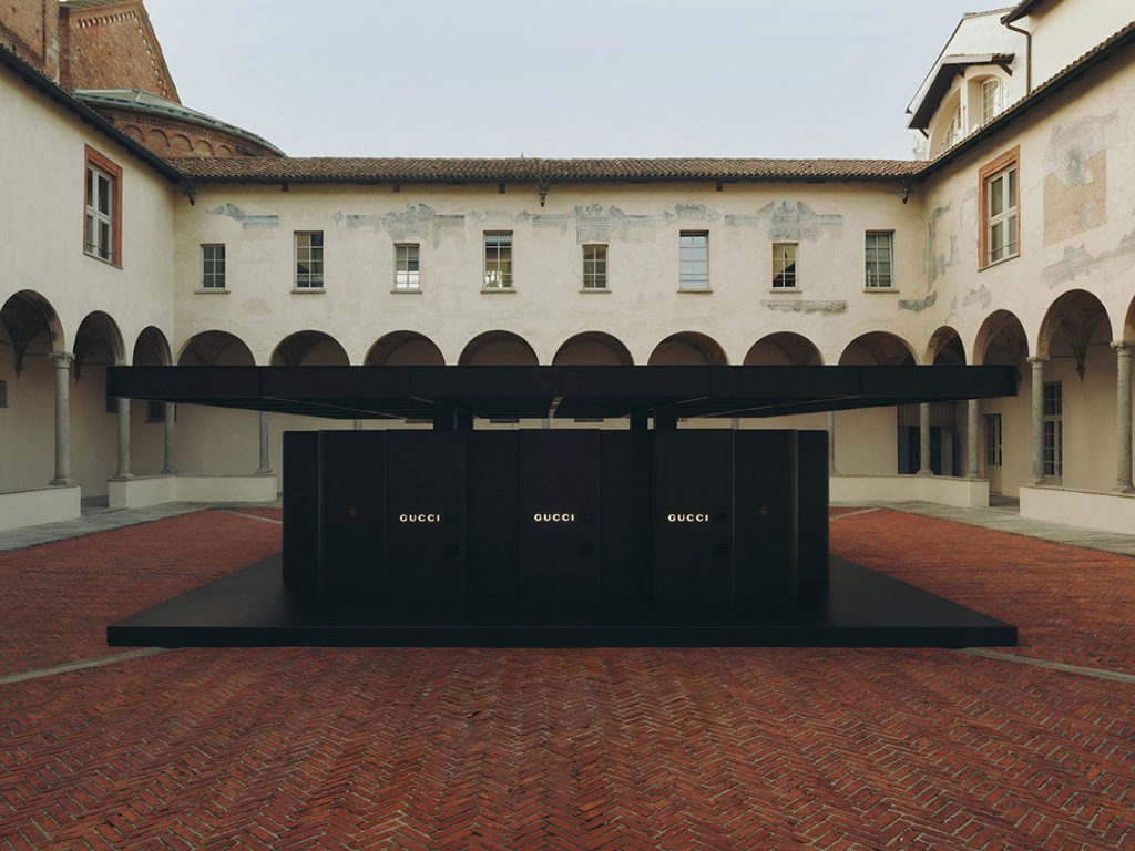 グッチ、ミラノデザインウィークで「Gucci Memoria」開催。デムナが105年の記憶を空間化