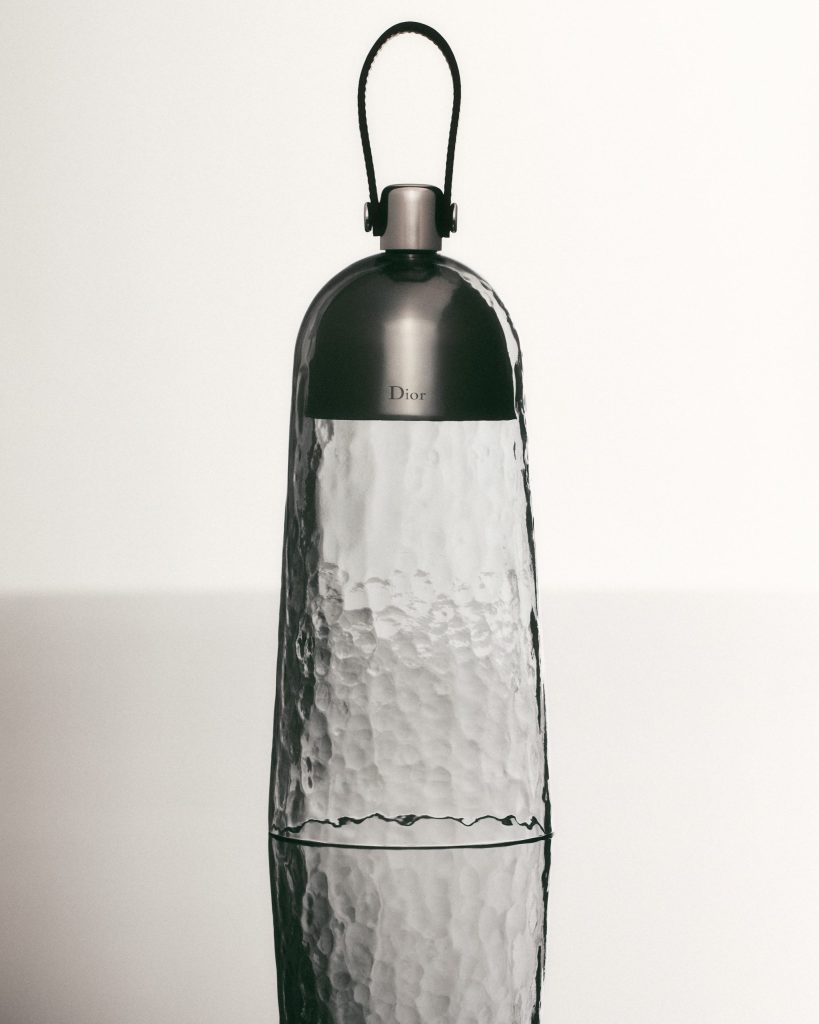 ディオール メゾン、新作「コロール」ランプを発表。ニュールックの曲線を光のオブジェへ