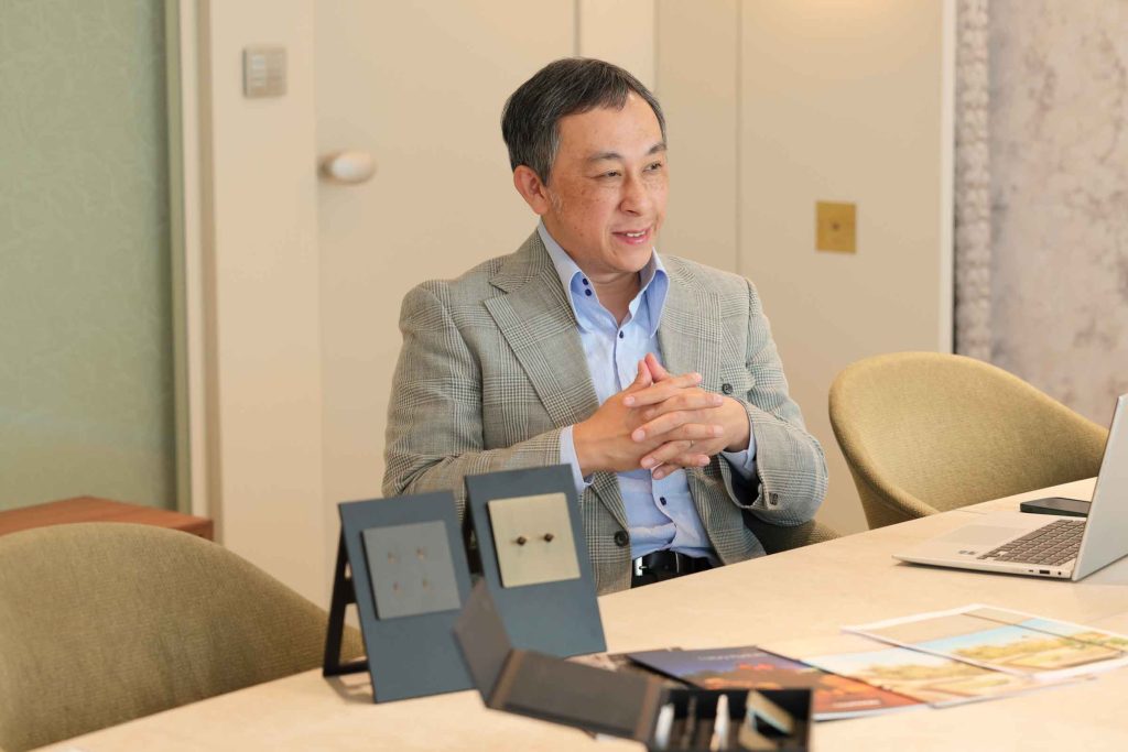 Lutronの谷崎宗孝氏がショールームで説明している様子