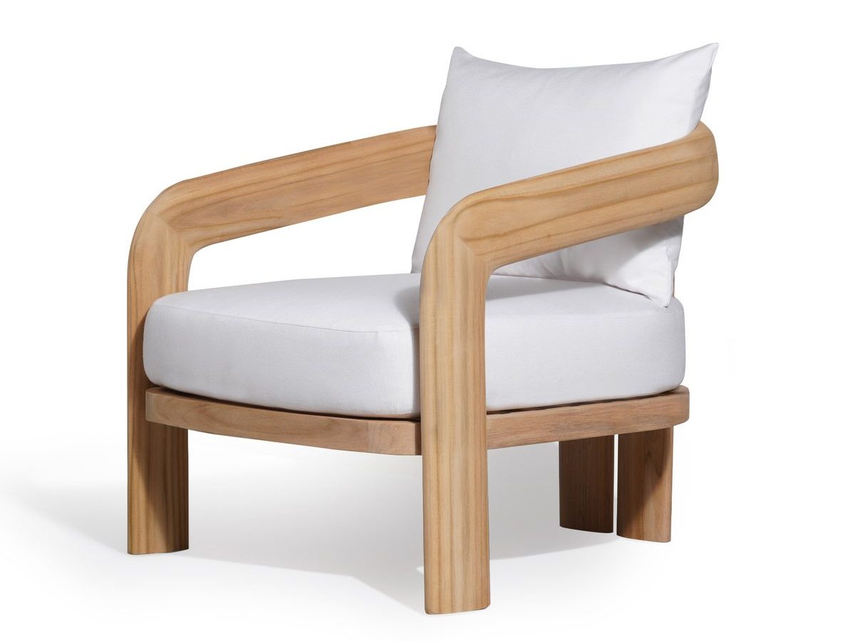 HARBOURのCHLOE TEAK LOUNGE CHAIR、チーク材の曲線的なアームが特徴のラウンジチェア