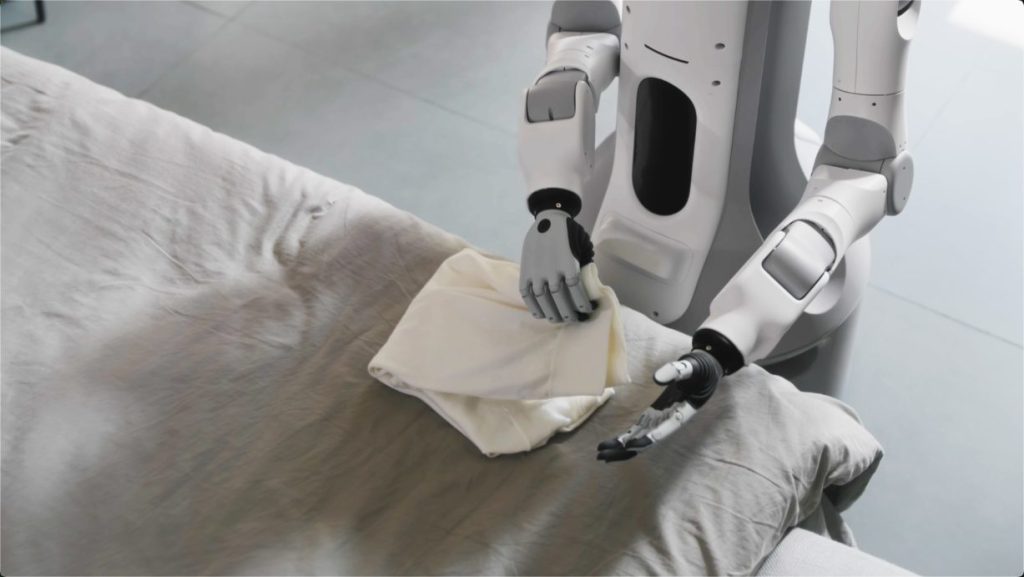 ベッドの上で衣類をたたむロボットのハンド