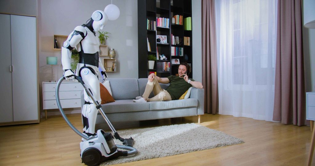 リビングで掃除をする人型ロボットとソファでくつろぐ住人