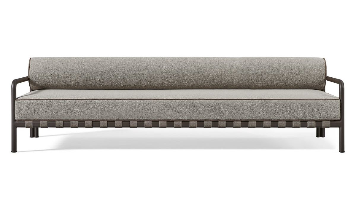 HARBOURのPARKER 3 SEAT SOFA、ブロンズカラーのフレームとストラップが特徴のアウトドアソファ