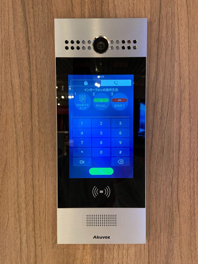 AKUVOXの顔認証ドアホン。顔認証、ICカード、QRコードなど複数の認証方式に対応するアクセス制御端末