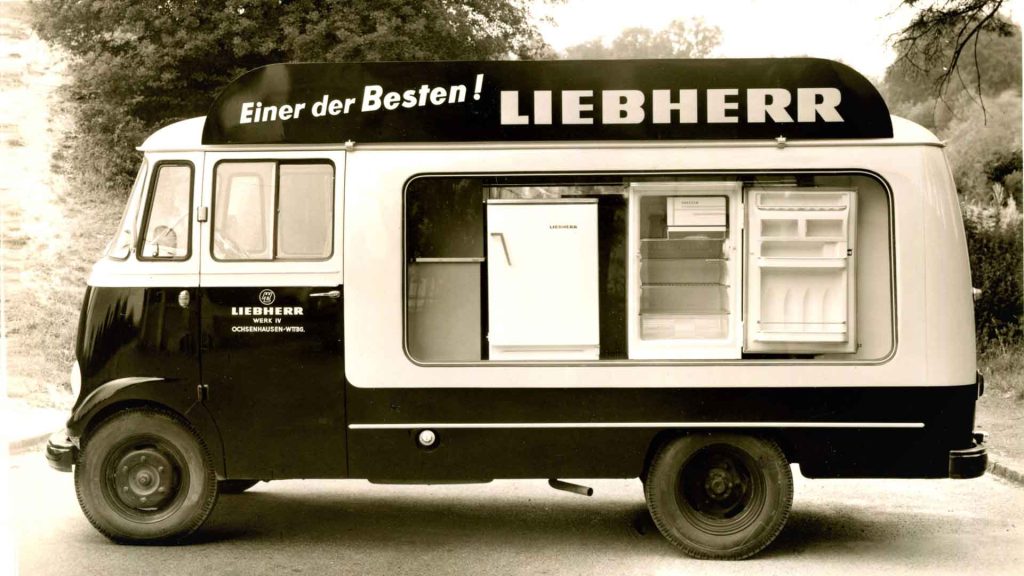 LIEBHERRの初期冷蔵庫を紹介する歴史的な展示車両