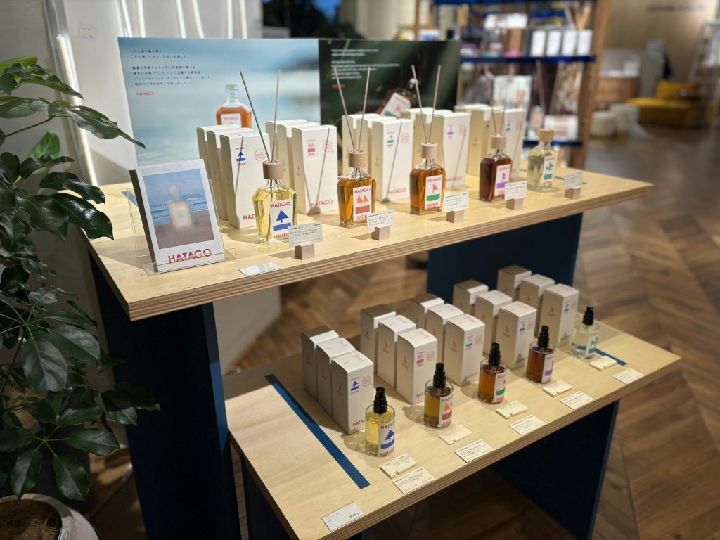 LIVING HOUSE. 二子玉川店で展開されるHATAGO POP UP。ディフューザーやミストが並ぶ店頭ディスプレイ