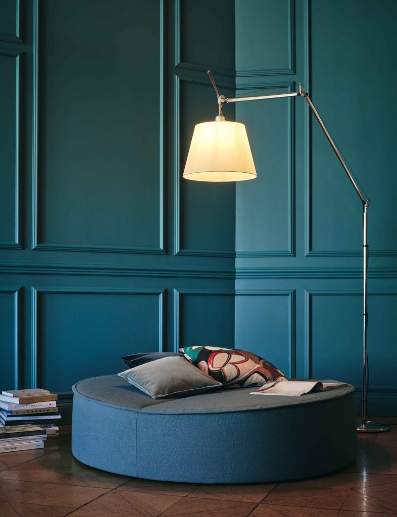 ArtemideのTolomeo Mega Floorが置かれた上質なインテリア空間