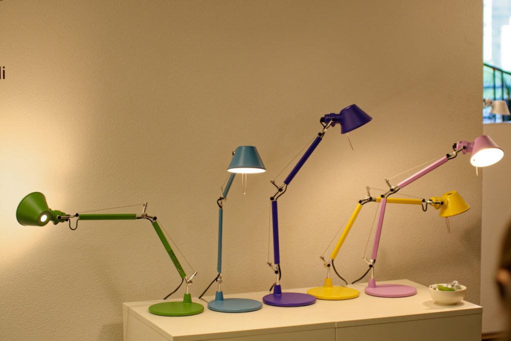 カラフルな色で展開されたArtemideのTolomeoシリーズ