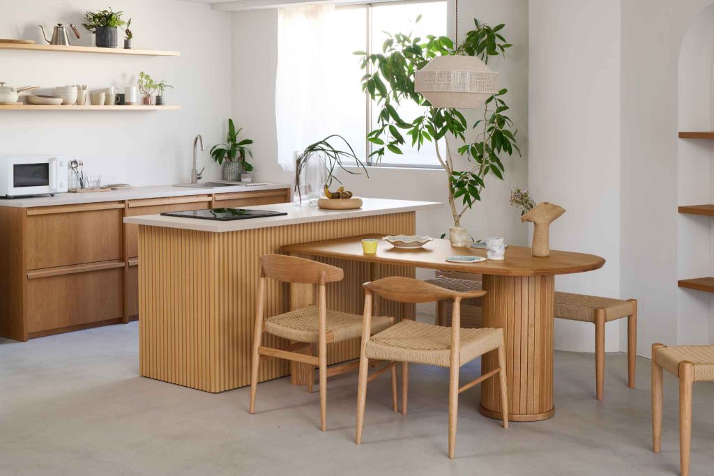 木の家具とグリーンを取り入れた明るいダイニング空間。ナチュラルな住まいのインテリアイメージ