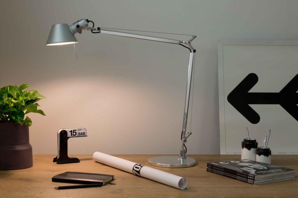 デスク上に置かれたArtemideのTolomeo Tavolo