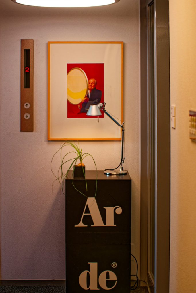 Artemide Japan東京ショールーム入口に置かれたTolomeo