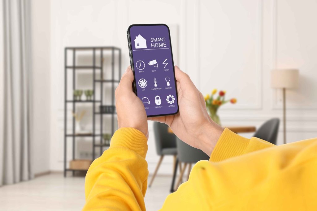 スマートホームアプリで住宅設備を操作する人物