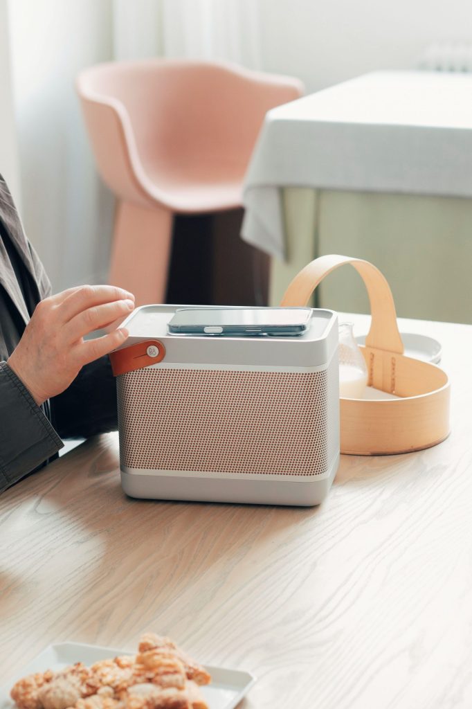 Bang & OlufsenのBeolit 20をテーブルに置きスマートフォンと接続する様子