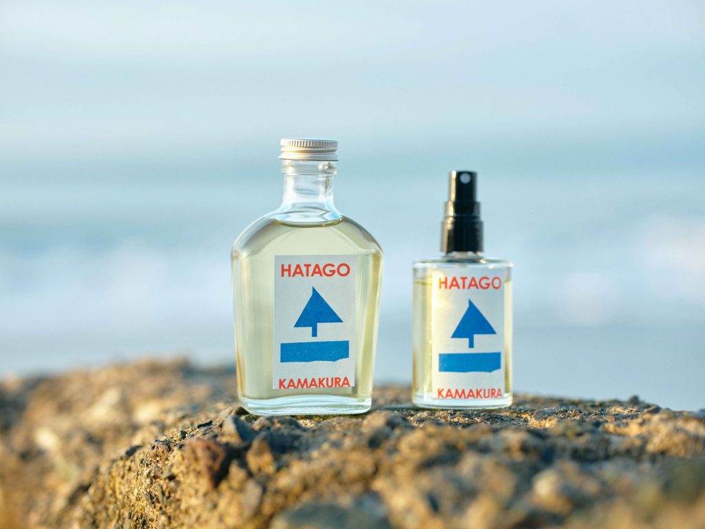 HATAGOのKAMAKURA。海辺に置かれたフレグランスディフューザーとフレグランスミスト