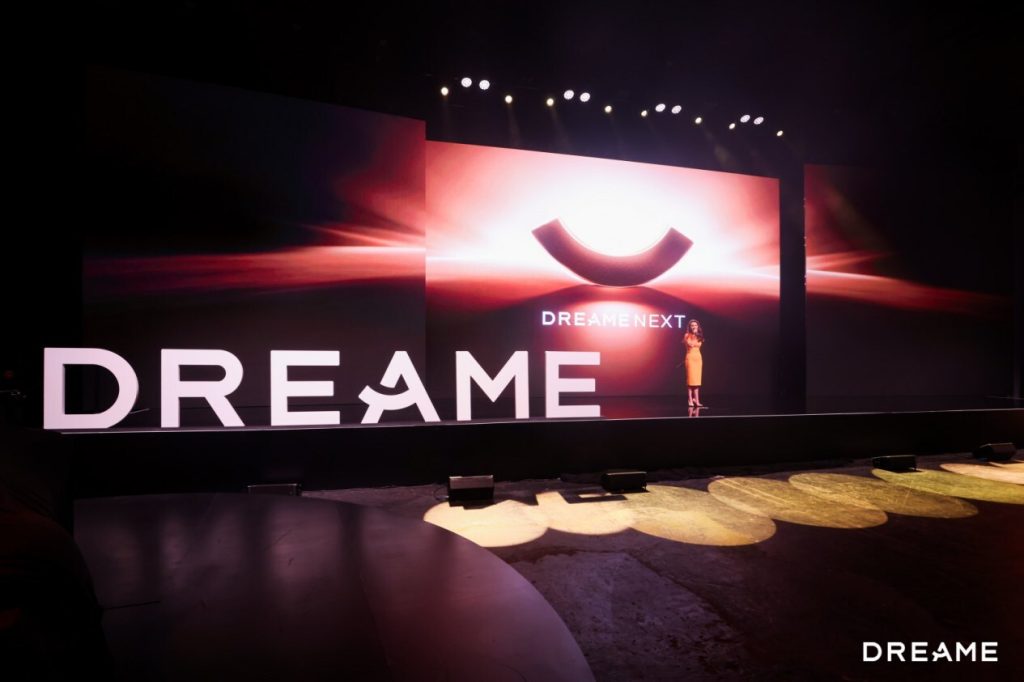 DREAME NEXT 2026のステージでDreameのロゴと大型スクリーンが表示されている様子