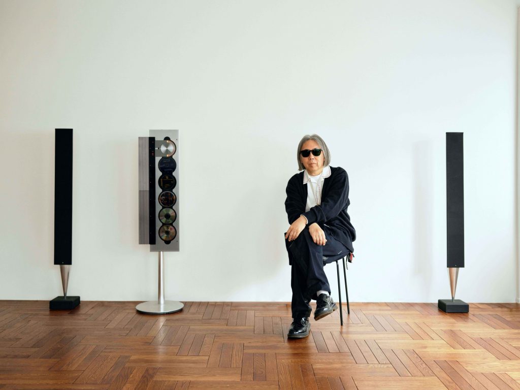 BeoSound 9000とBang & Olufsenのスリムなスピーカーが設置されたミニマルな空間