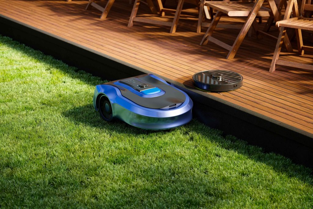 別荘の庭とデッキで稼働する芝刈りロボットとロボット掃除機