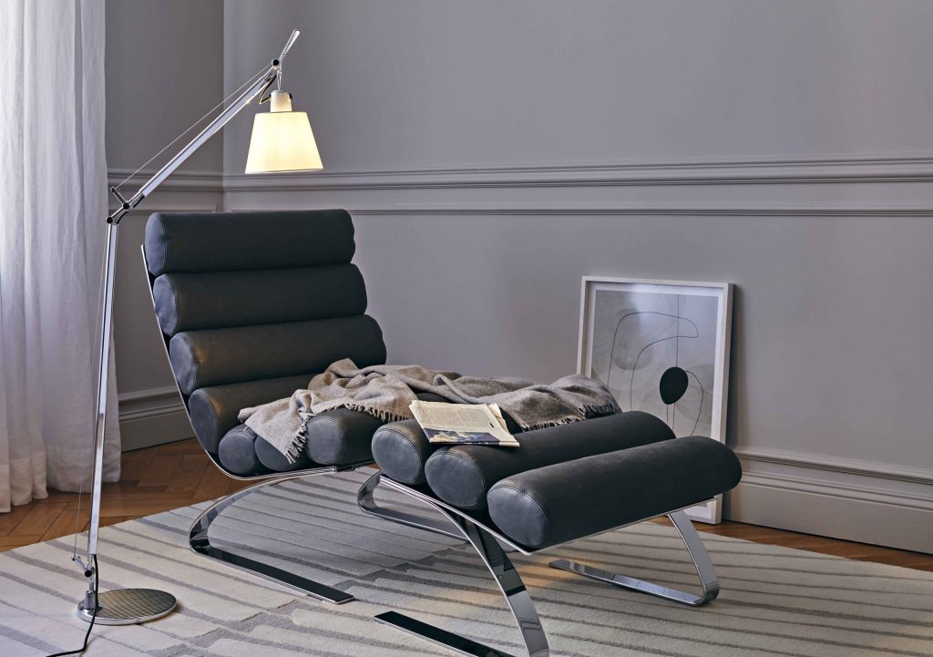 ラウンジチェアのそばに置かれたTolomeo Basculante Reading Floor