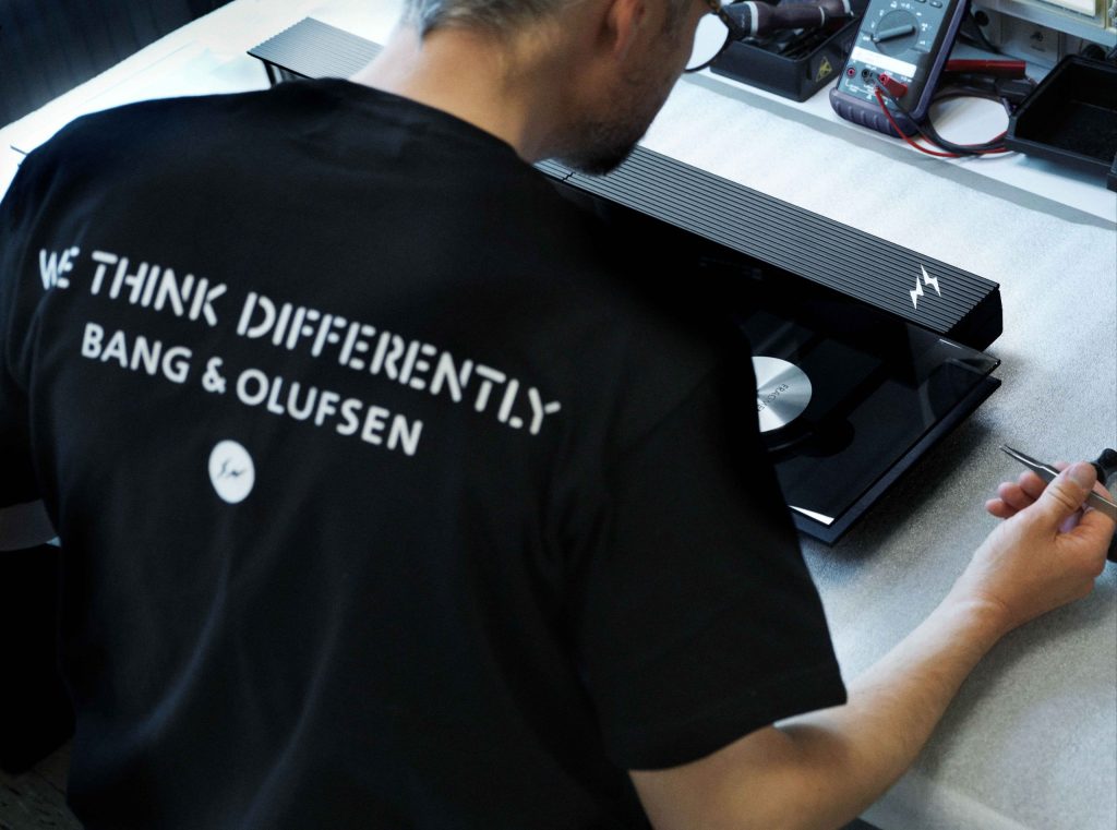 Bang & Olufsenの工房で作業するスタッフとfragmentデザインのTシャツ