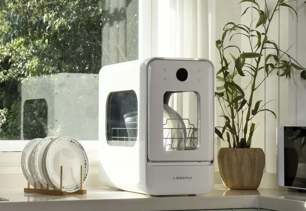 幅28cm、世界最薄級スリムボディ。AIスマート食洗機「LISSOME J1」がもたらす“上質な食後”