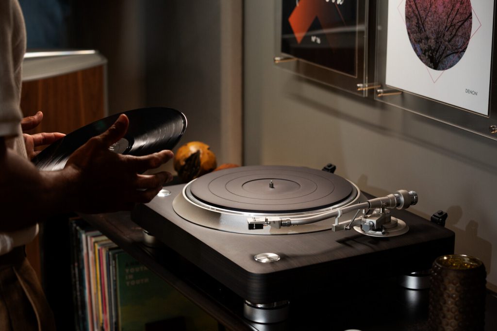 デノン DP-3000NEにアナログレコードをセットする様子