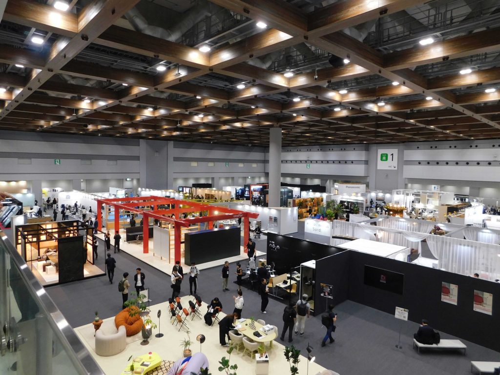 東京ビッグサイト南ホールで開催されたオルガテック東京2026の展示会場。LiberNovoなどのブースが見える