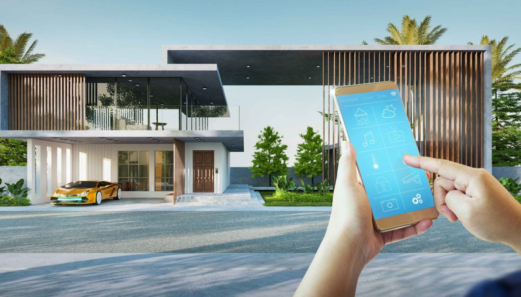 スマートフォンでスマートホームを操作する高級住宅のイメージ。照明、空調、セキュリティ、カメラなどを住宅ネットワークで統合している。