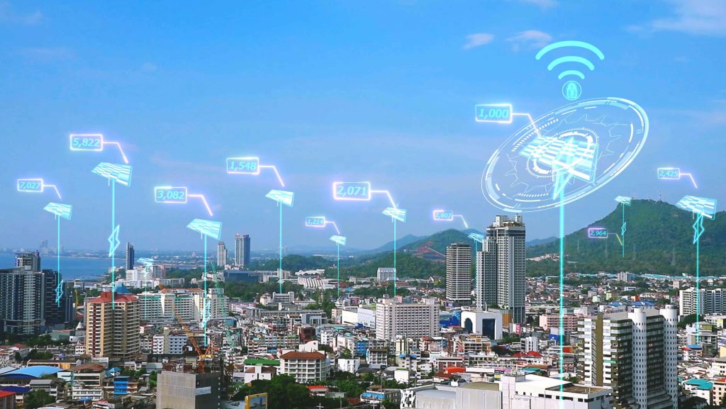 都市の建物群と太陽光発電をデジタルネットワークでつなぐスマートグリッドのイメージ