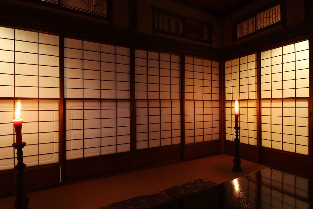 障子とろうそくの光がつくる日本家屋の陰影