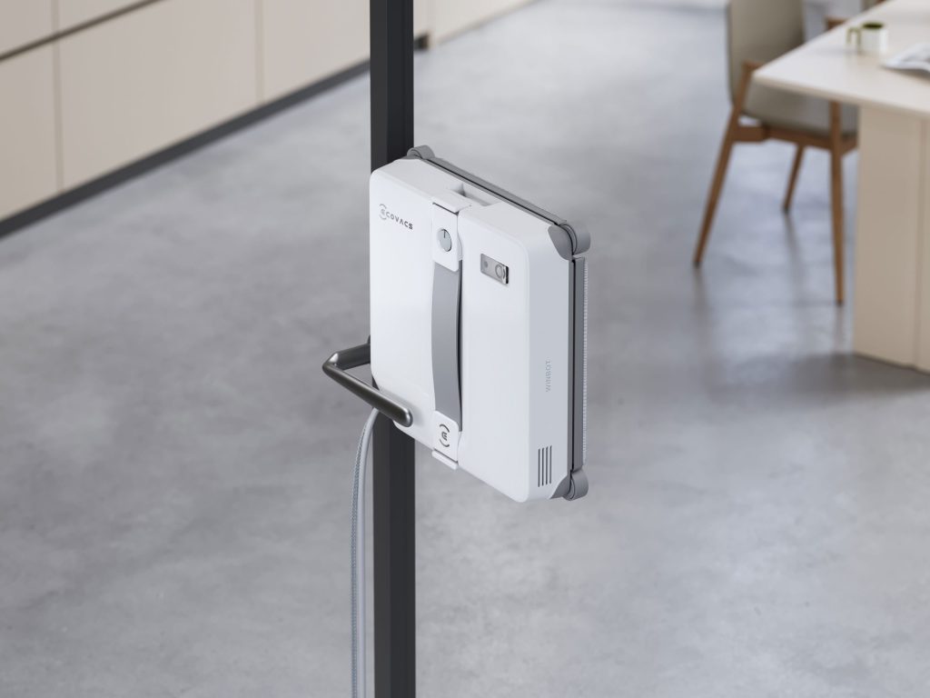 ガラス面に吸着して清掃するECOVACS WINBOT mini 2の本体