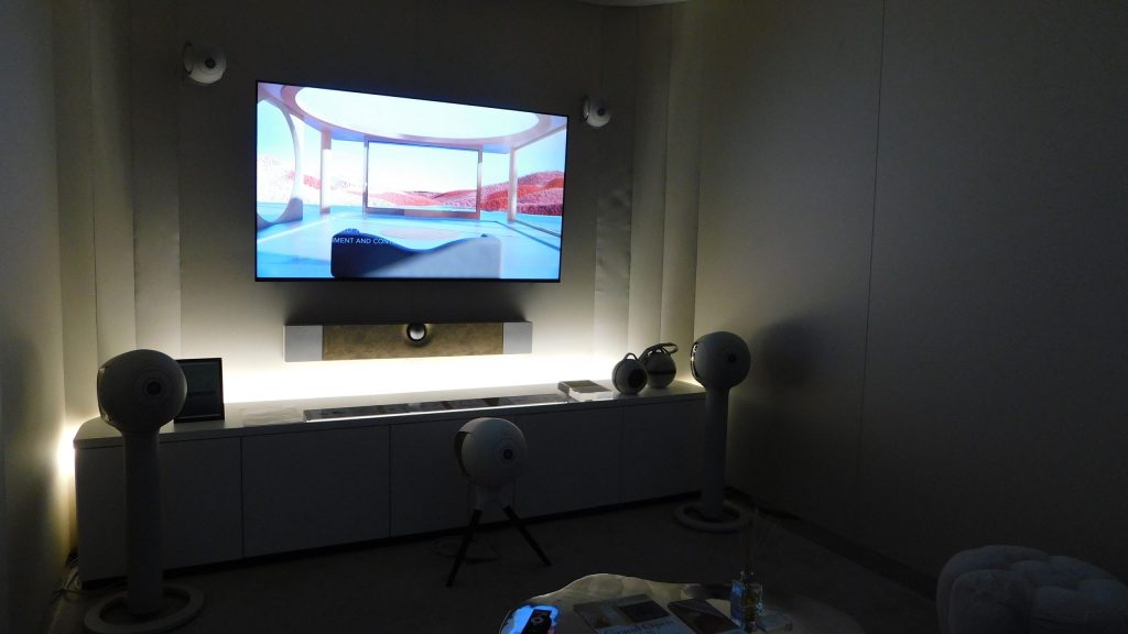 照明を落としたDEVIALET クオーツ心斎橋店の試聴室