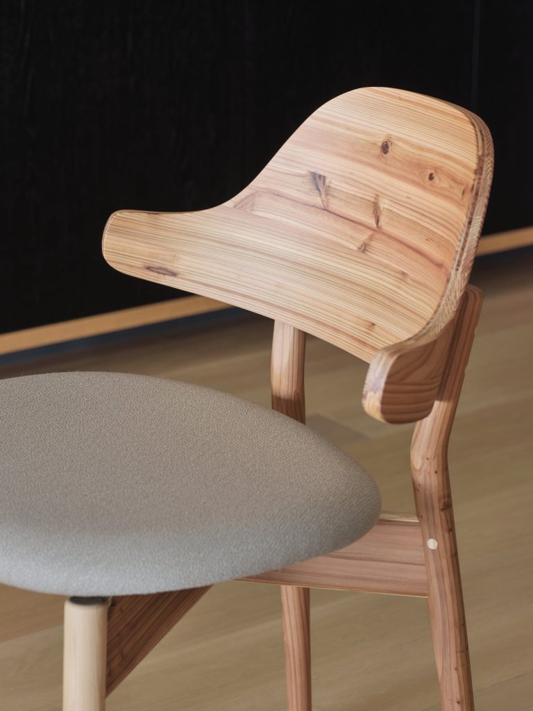カリモク家具「MORIWA」のArm Chair、スギ材の背もたれとアーム形状のディテール