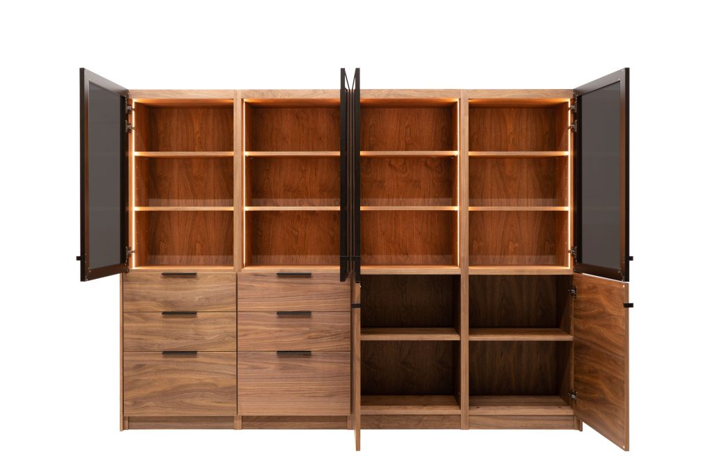 DIVA WALL CABINETの扉を開いた状態、内部LED照明と棚板、引出し収納を備えたキャビネット