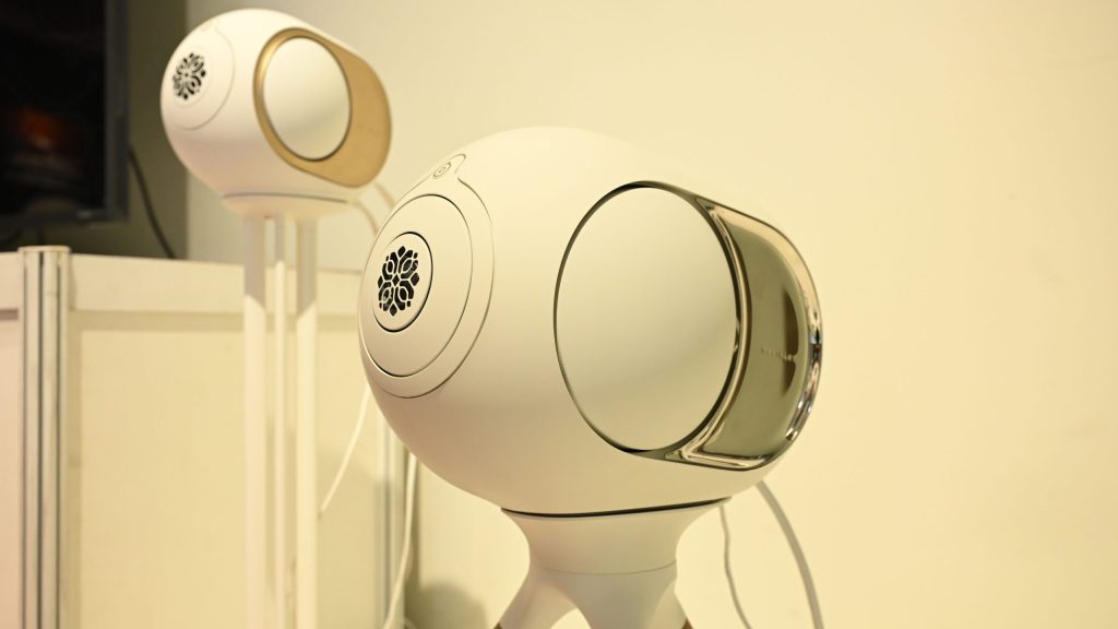 DEVIALET Phantomのラウンドフォルムとサイドウーファー