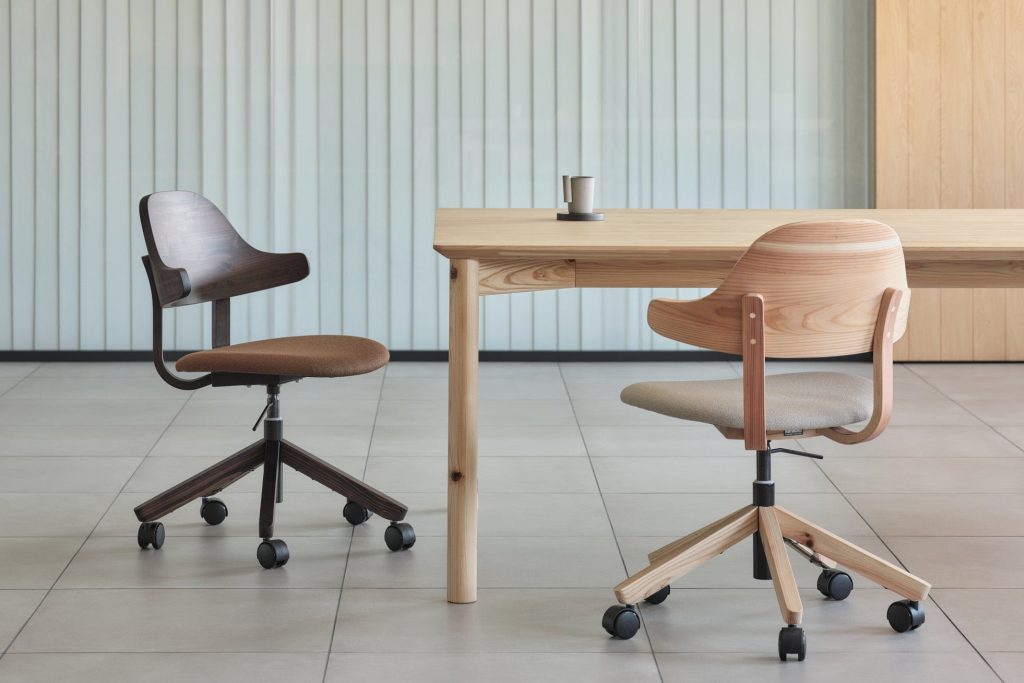 カリモク家具「MORIWA」のTask ChairとTableを組み合わせたワークスペース