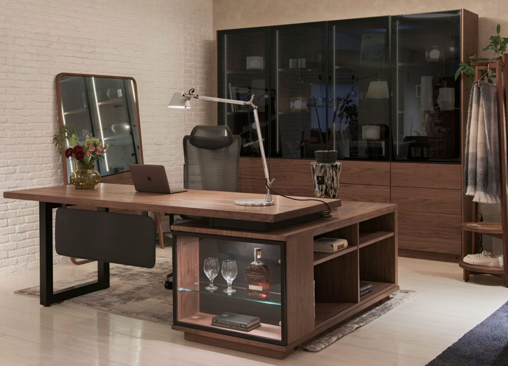 マスターウォールの新作「DIVA WALL CABINET」。照明とハーフミラーガラスで魅せる壁面収納