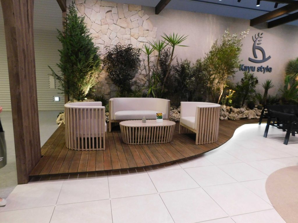 Kayu styleのラウンジ空間。ウッドデッキ、ソファ、テーブル、植栽を組み合わせた展示